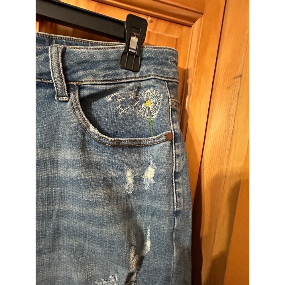Judy Blue Dandelion Embroidered Distressed Bermuda Shorts Women's Sz 2X
Denim - Picture 2 of 6